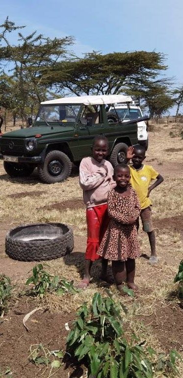 (©) Bee Lingg - Maasai kids at a homestead near Sekanani